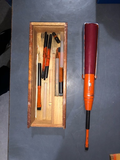 Caja con destornillador
